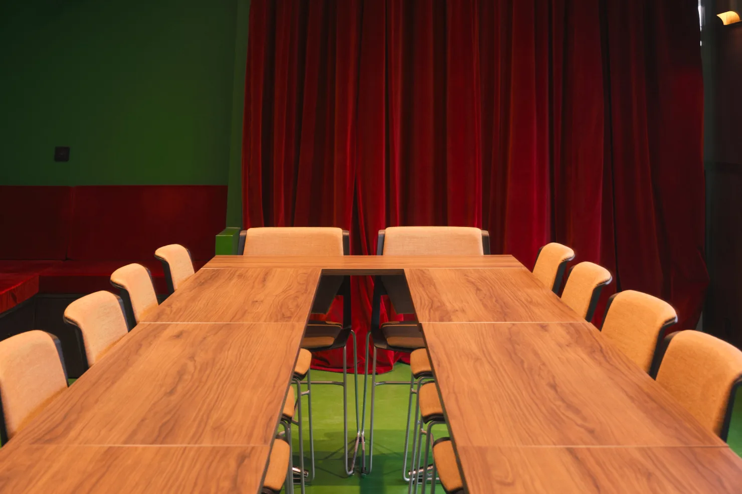 La table en U vue d'en haut, de face, devant le rideau de velours.