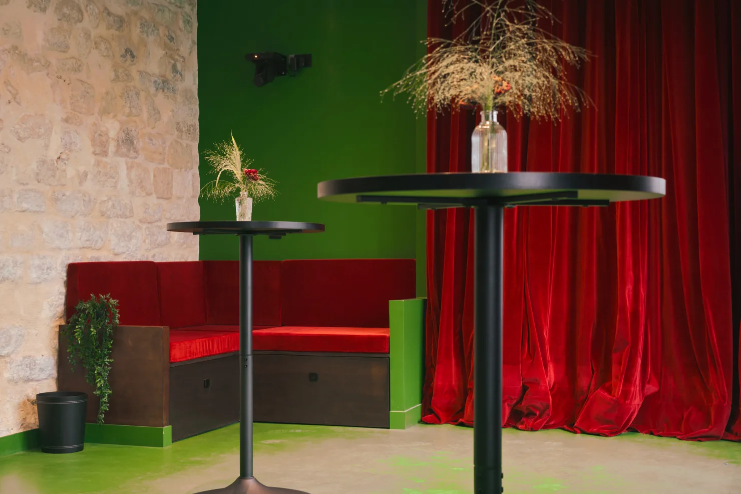 Le coin de la banquette rouge, un mange-debout et un bouquet séché.