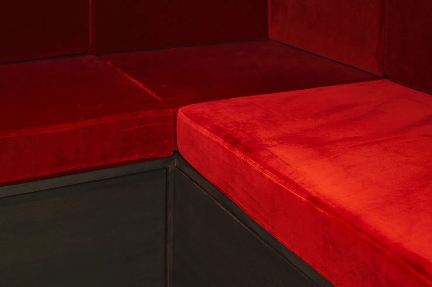 L'angle de la banquette de velours rouge.